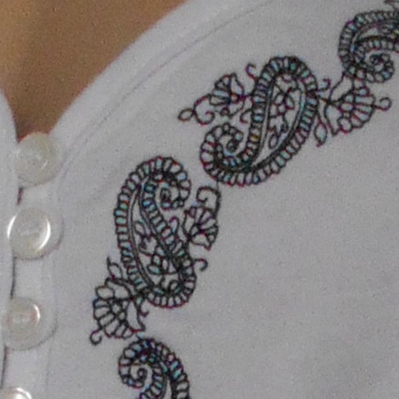 New BAY STUDIO White Embroidered V-Neck Sweater L - Picture 2 of 4